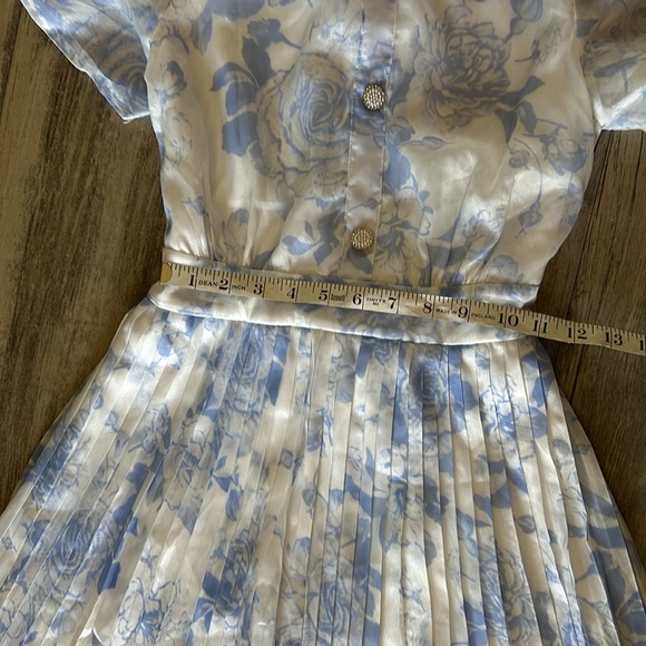 SOLD White and blue floral dress - Picture 3 of 10